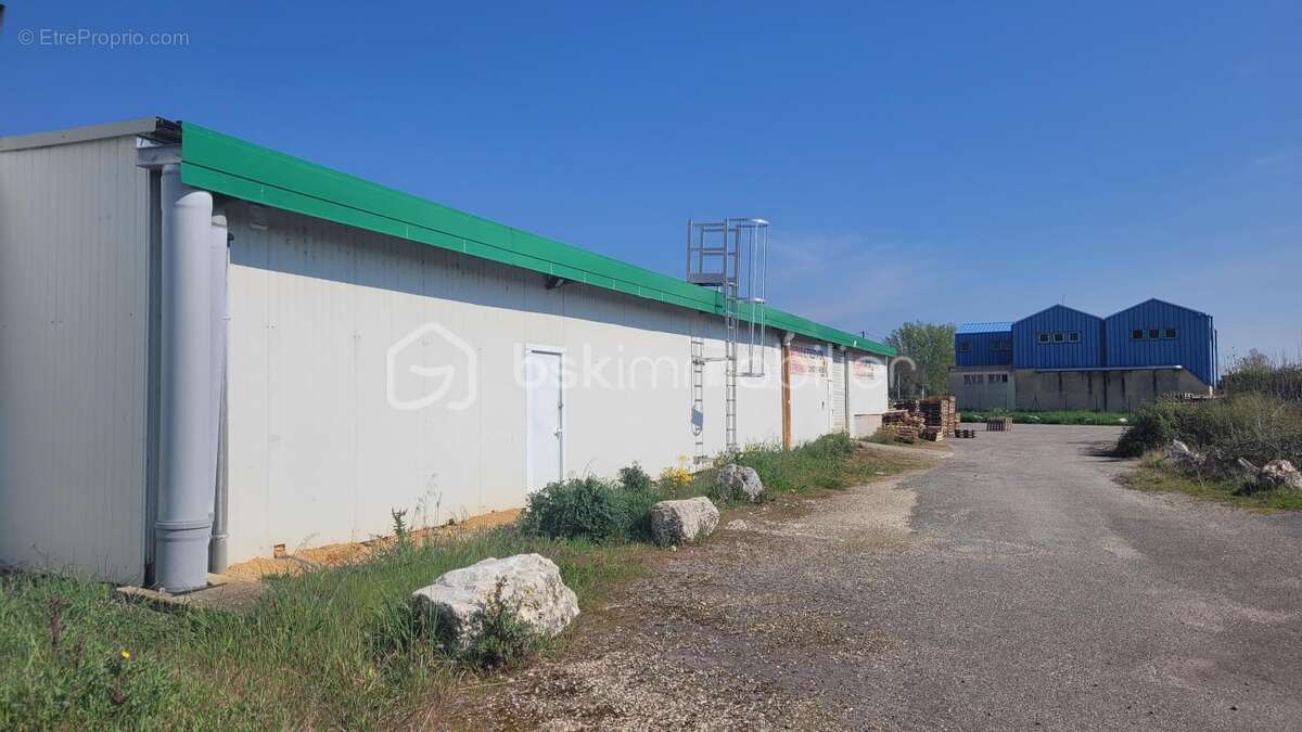 Entrepot d environ 2200 m2 compose de 5 locaux professionnels - photo 2