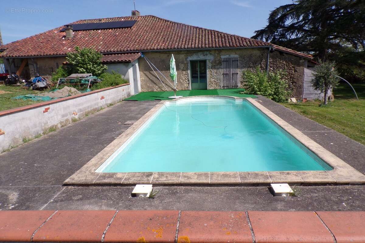 Façade Ouest avec panneaux solaires et piscine. - Maison à RIGUEPEU