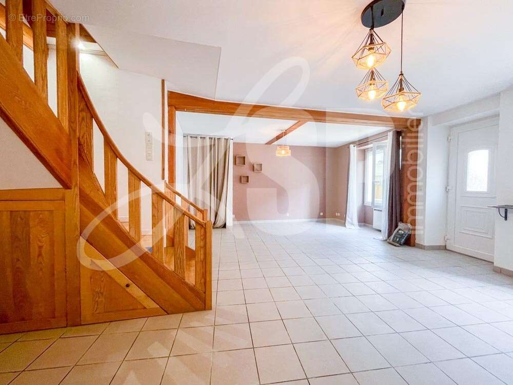 Appartement T3 dans maison de village - Appartement à SERRE-NERPOL