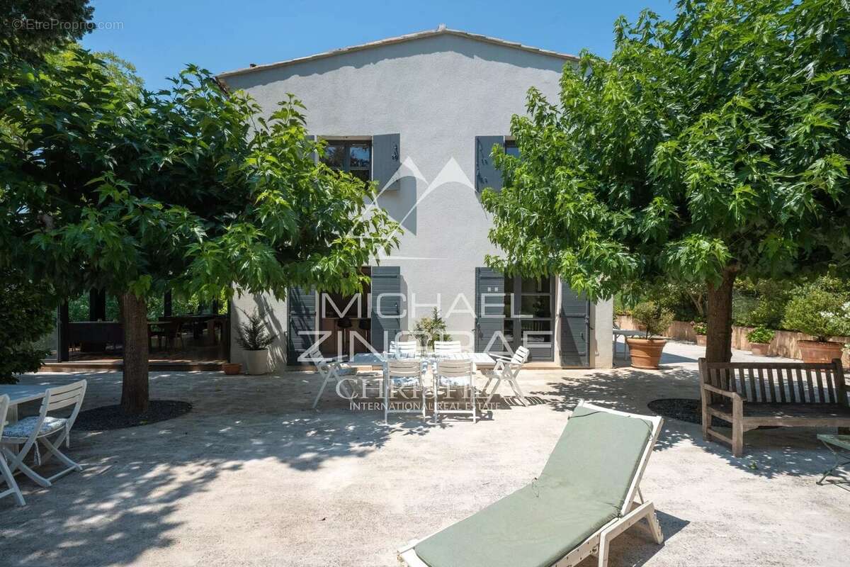 Aix-en-Provence – Propriété avec piscine au coeur d'un écrin de verdure - photo 13