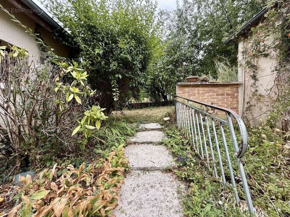 Maison de village et dépendance à Champigny - 89 - photo 9