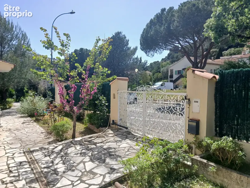 LA GARDE - Maison 6 pièces avec double garage et dépendances - photo 4