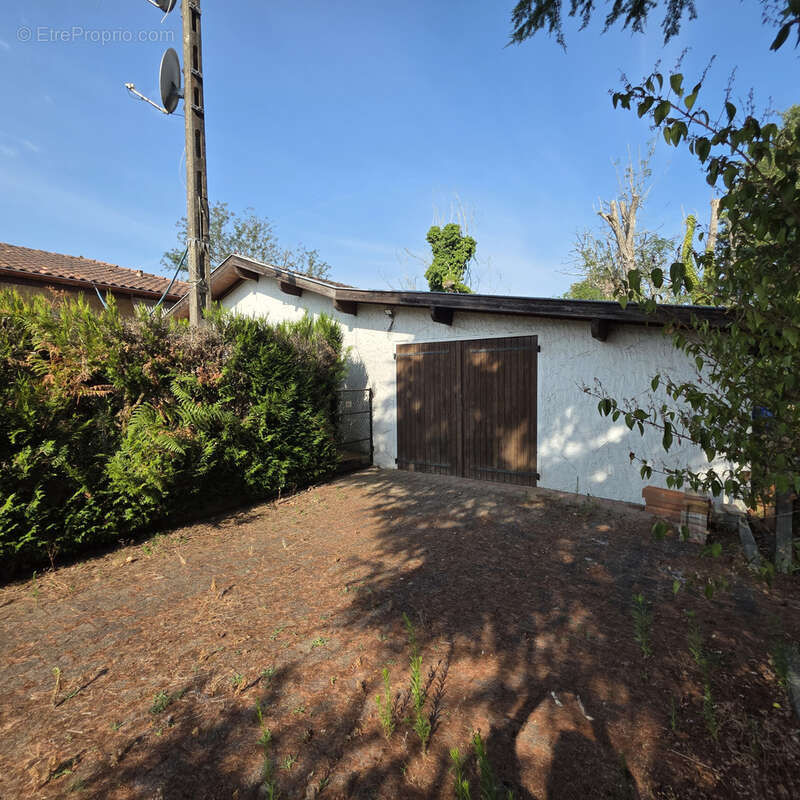 Maison familiale avec dépendances, terrain clos de 2 965 m2 et fort potentiel professionnel - photo 3