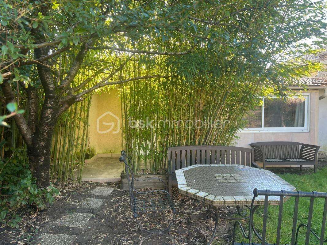 Maison + Studio indépendant + Jardin + Stationnements - photo 3