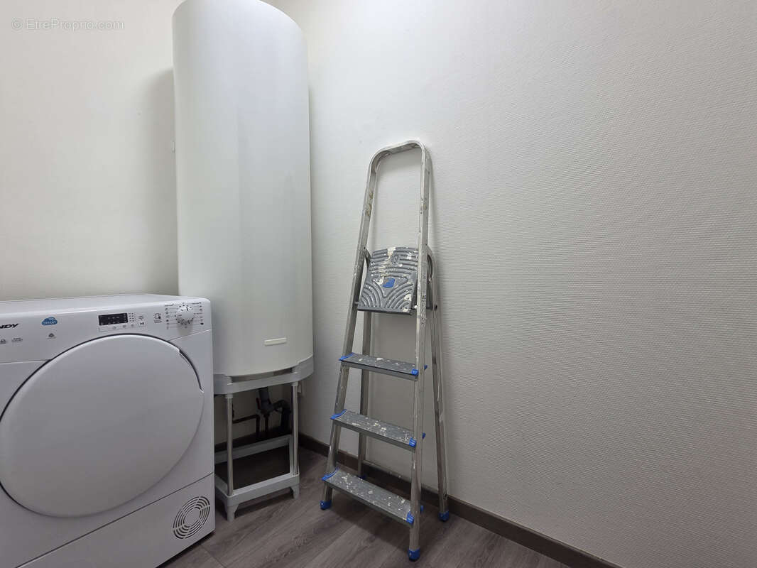 Ensemble immobilier d'habitations et de commerces - photo 8