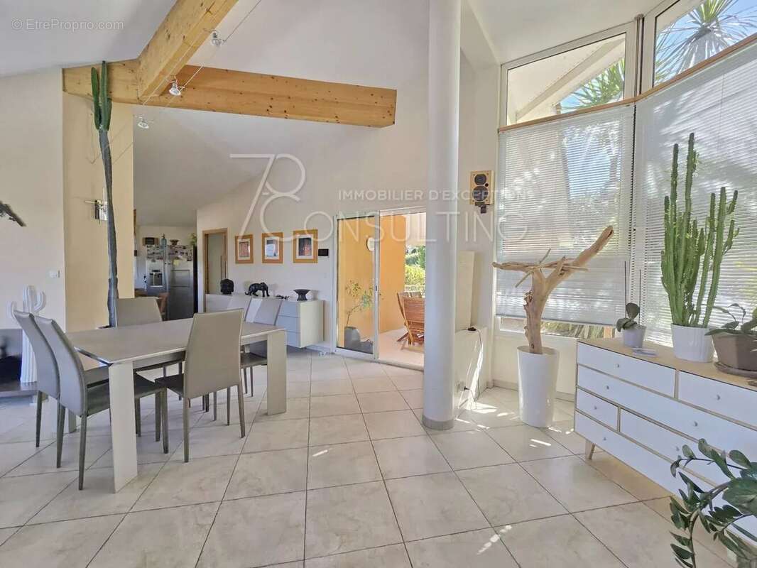 Maison à MONTAIGUT-SUR-SAVE