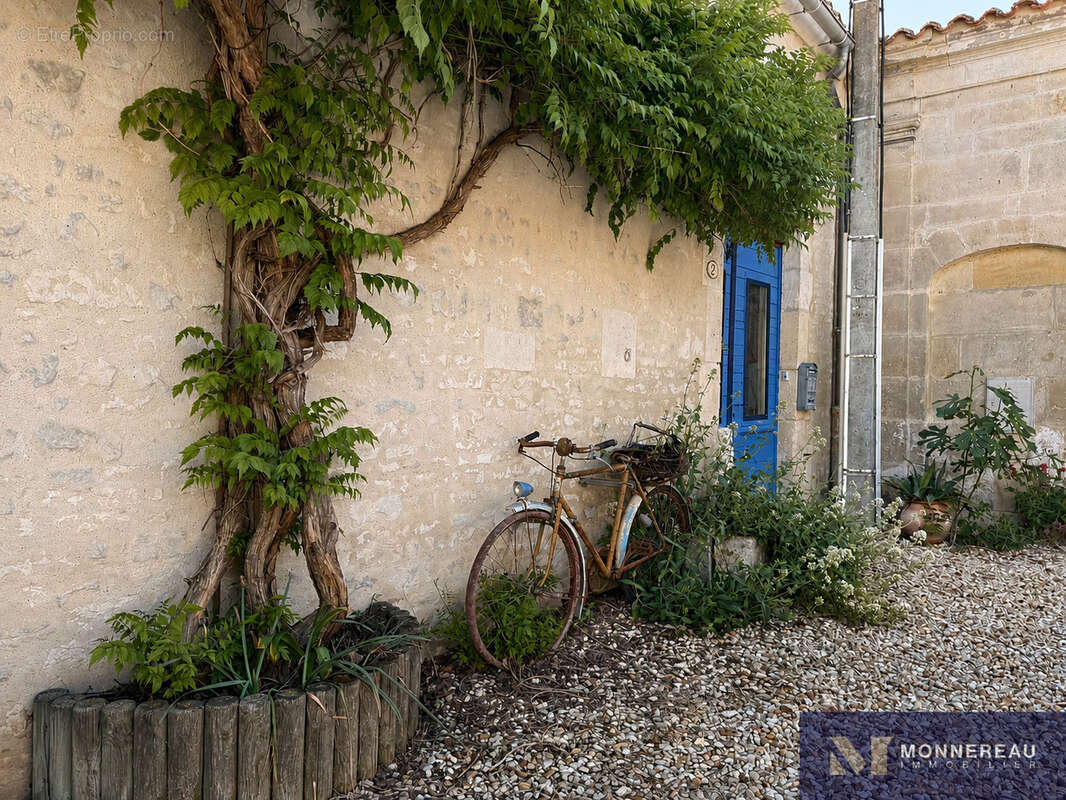 Maison en pierre avec jardin clos et dependances - photo 22