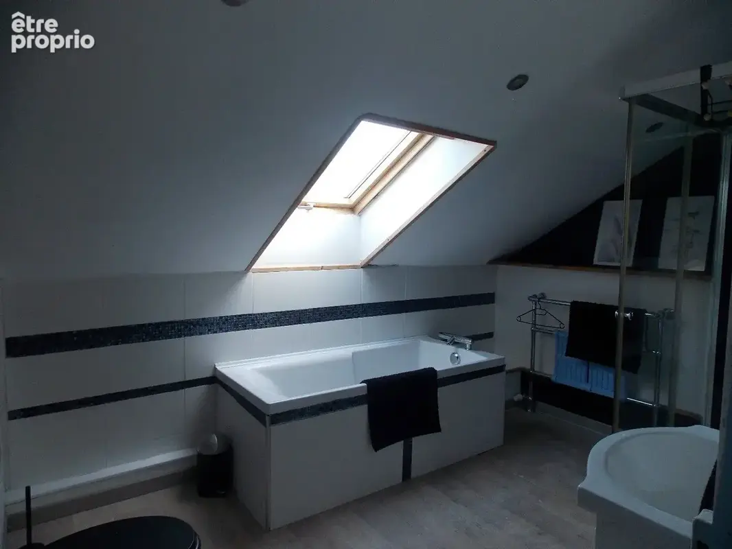 Belle maison individuelle en pierre rénovée de 6 chambres avec belle piscine et grand jardin attenant. - photo 5