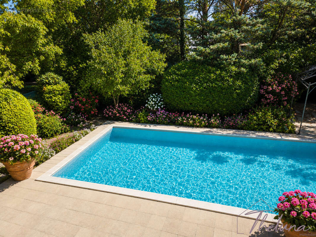 Belle Construction Traditionnelle de 348 m2 avec piscine. Quartier Recherché - photo 2