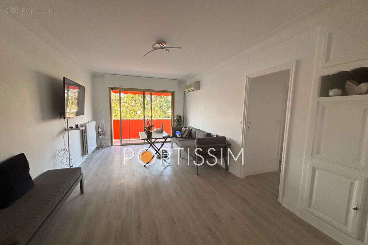 Appartement à SAINT-LAURENT-DU-VAR