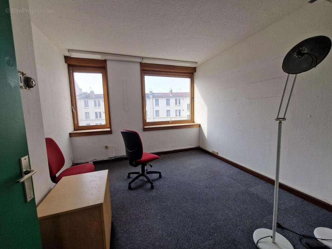   - Commerce à LYON-7E