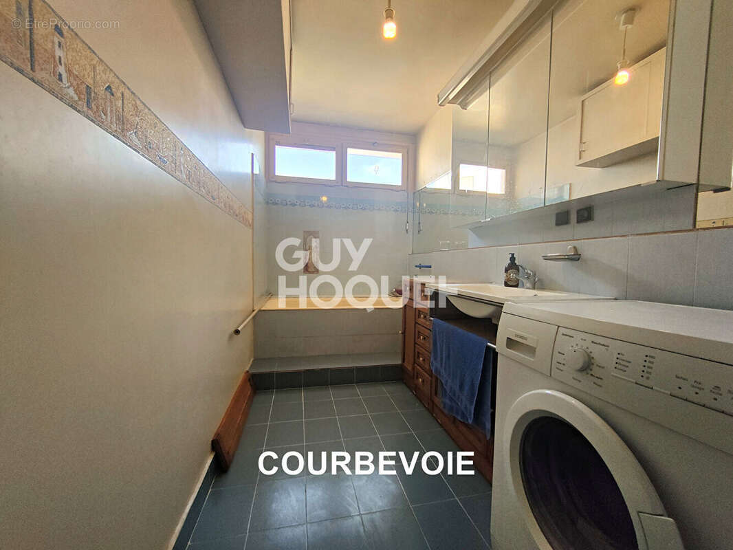Appartement à COURBEVOIE