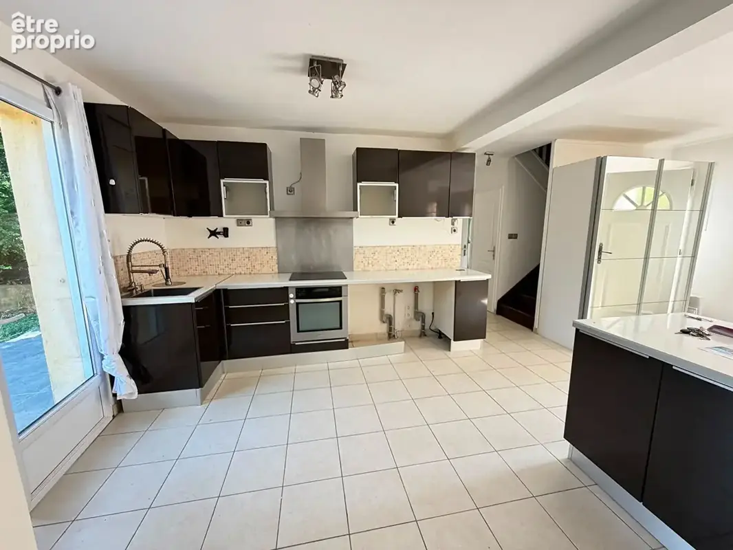 Super Maison  de plain pieds de 128 m2 habitable avec terrain , piscine et parkings - photo 4
