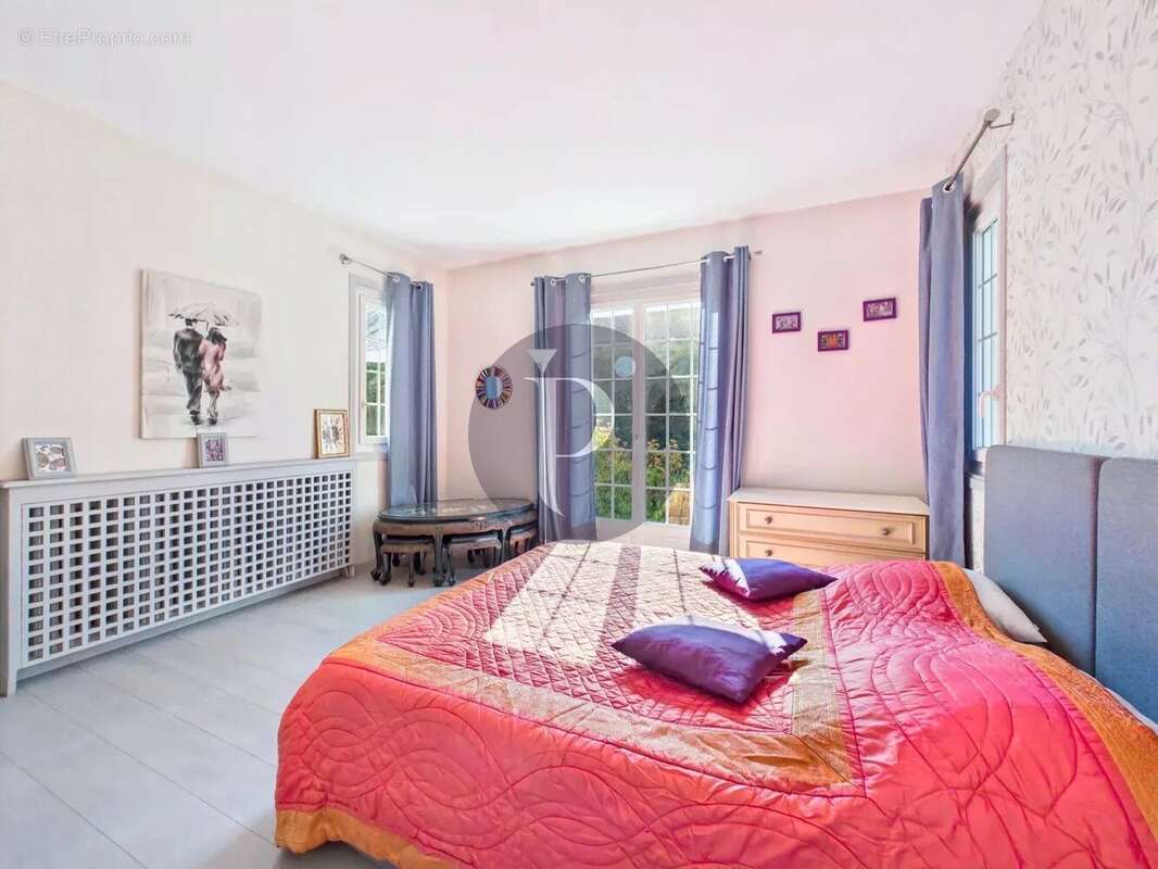 Maison à VERRIERES-LE-BUISSON