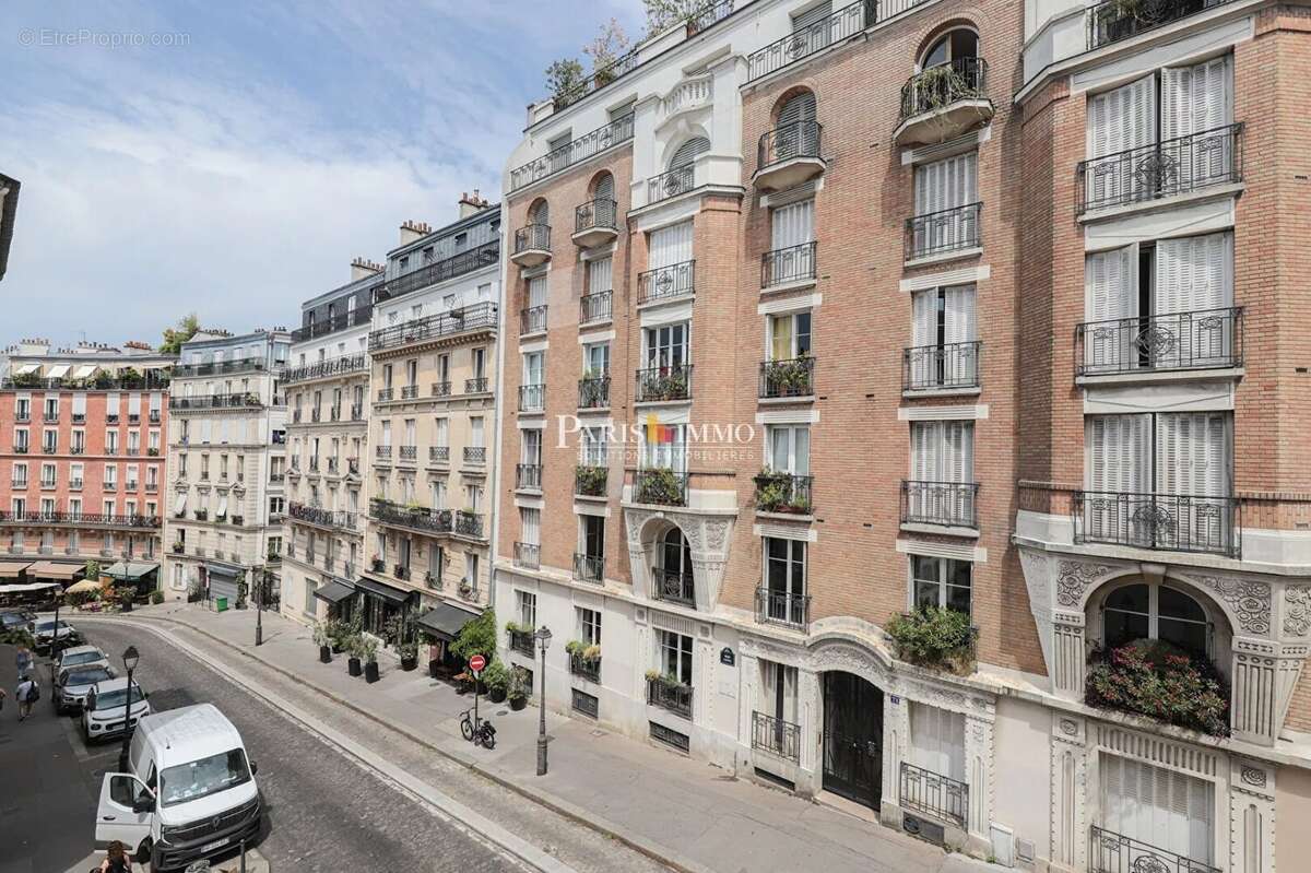 Paris 18e - Rue Lepic - Charme et calme - photo 9