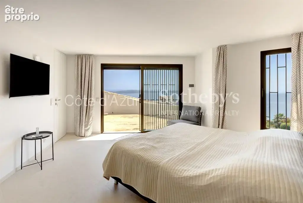 Super Cannes Vallauris, villa de 260 m² avec cinq chambres, piscine et vue mer - photo 17