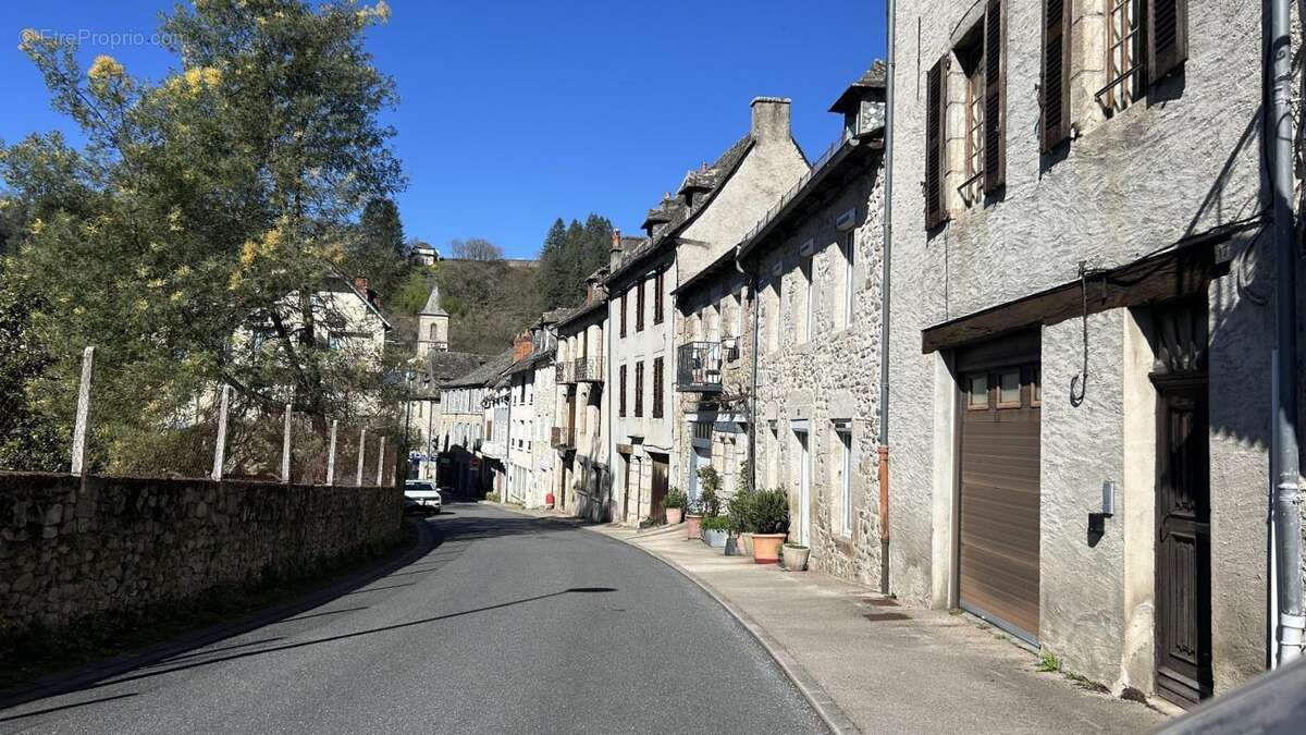 Appartement à ENTRAYGUES-SUR-TRUYERE