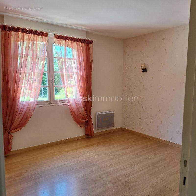 Maison à SAINT-GEORGES-BUTTAVENT