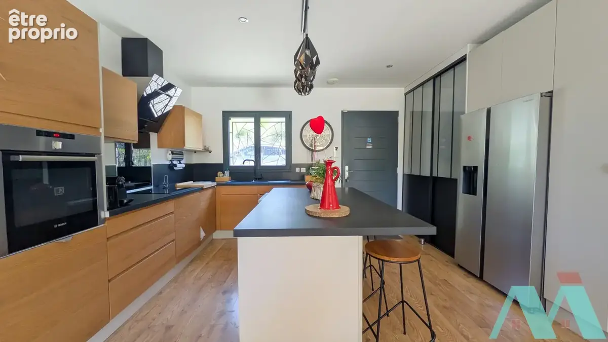 Villa récente 4 pièces plain-pied avec piscine sur terrain 710m2 - photo 8