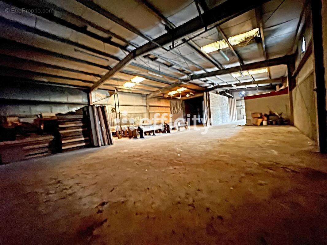 Commerce à LANDELLES-ET-COUPIGNY