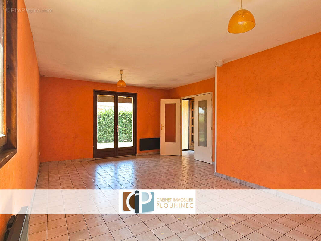 Maison de plain-pied à rénover, environnement calme à Replonges, proche Mâcon. - photo 7