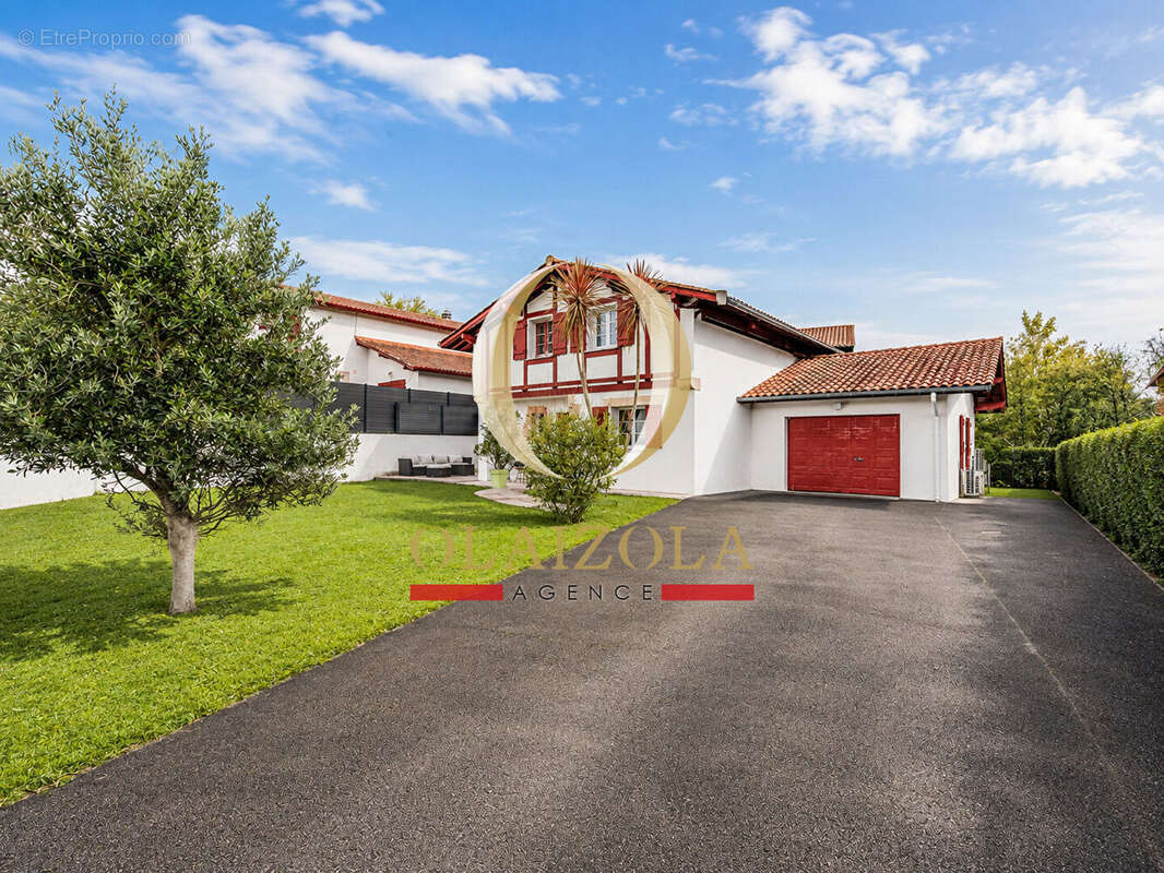 SAINT-PÉE-SUR-NIVELLE : Maison familiale récente avec jardin, garage et excellente performance énergétique - photo 3
