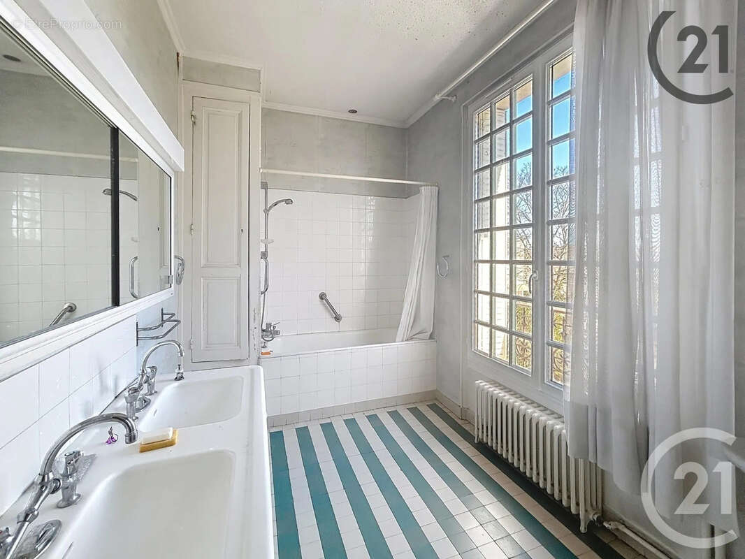 Maison 275 m² à Avon  - photo 33
