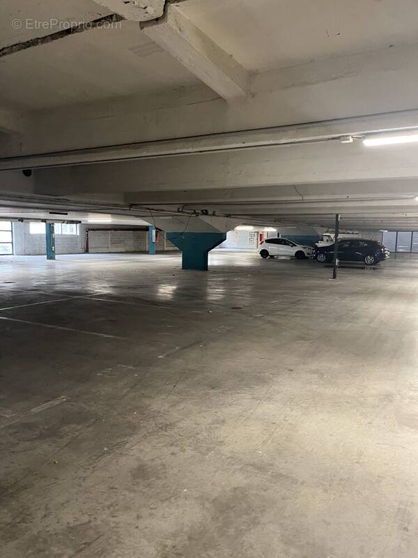 Parking à SAINT-MARTIN-D'HERES