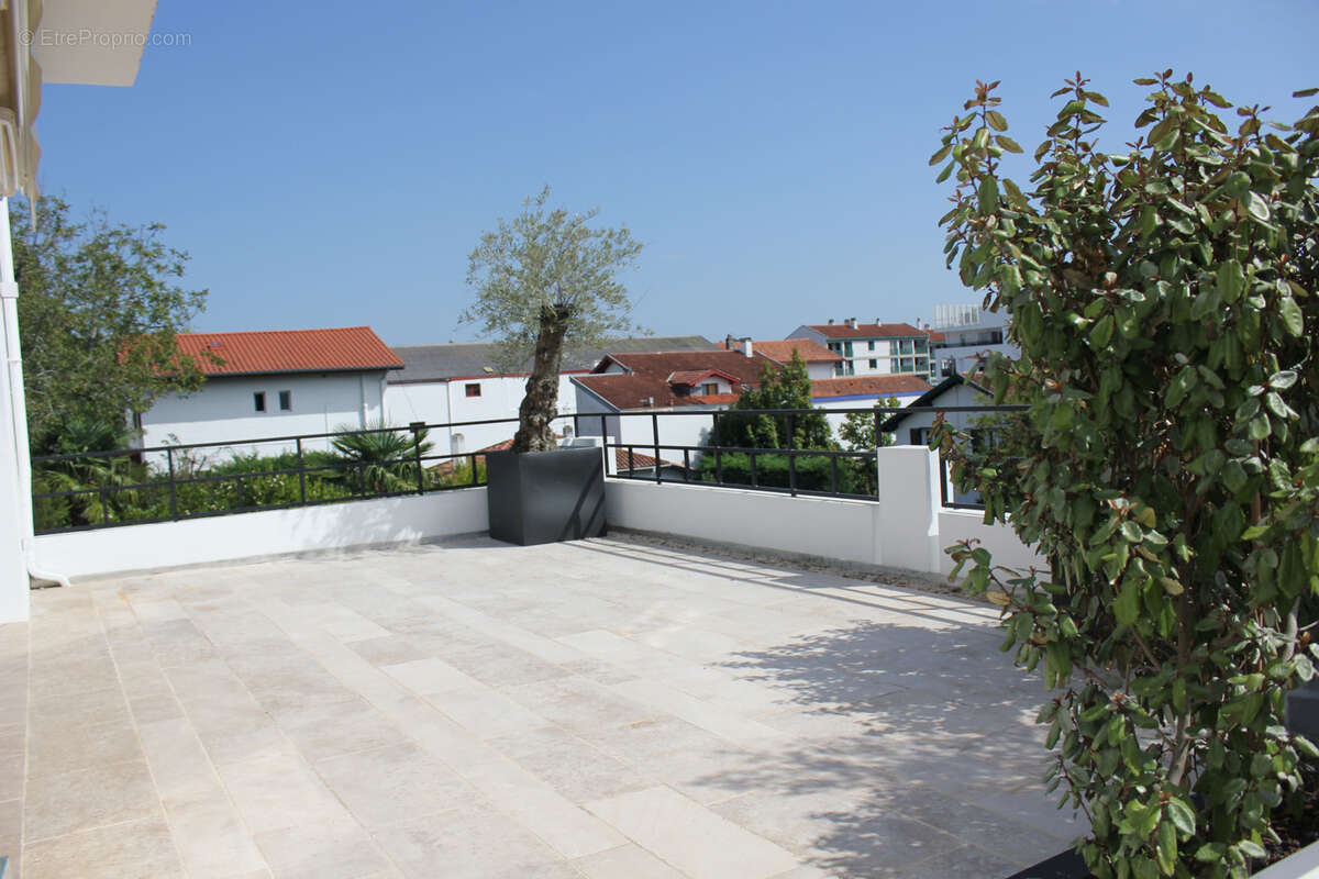 Proche centre, jolie maison rénovée avec piscine - photo 4