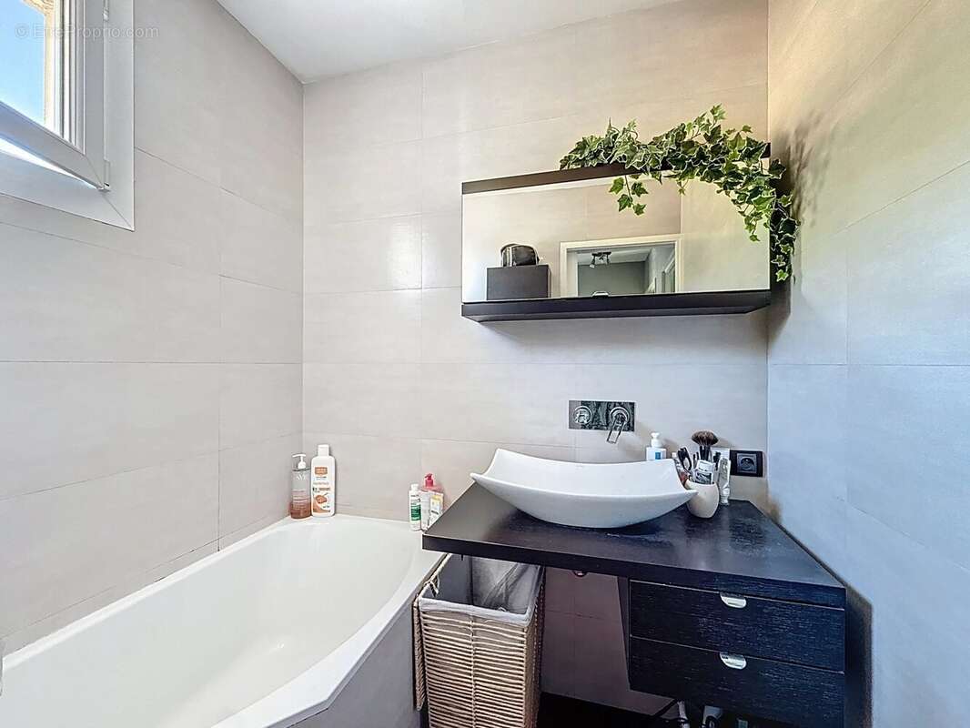 Appartement à TOURRETTE-LEVENS