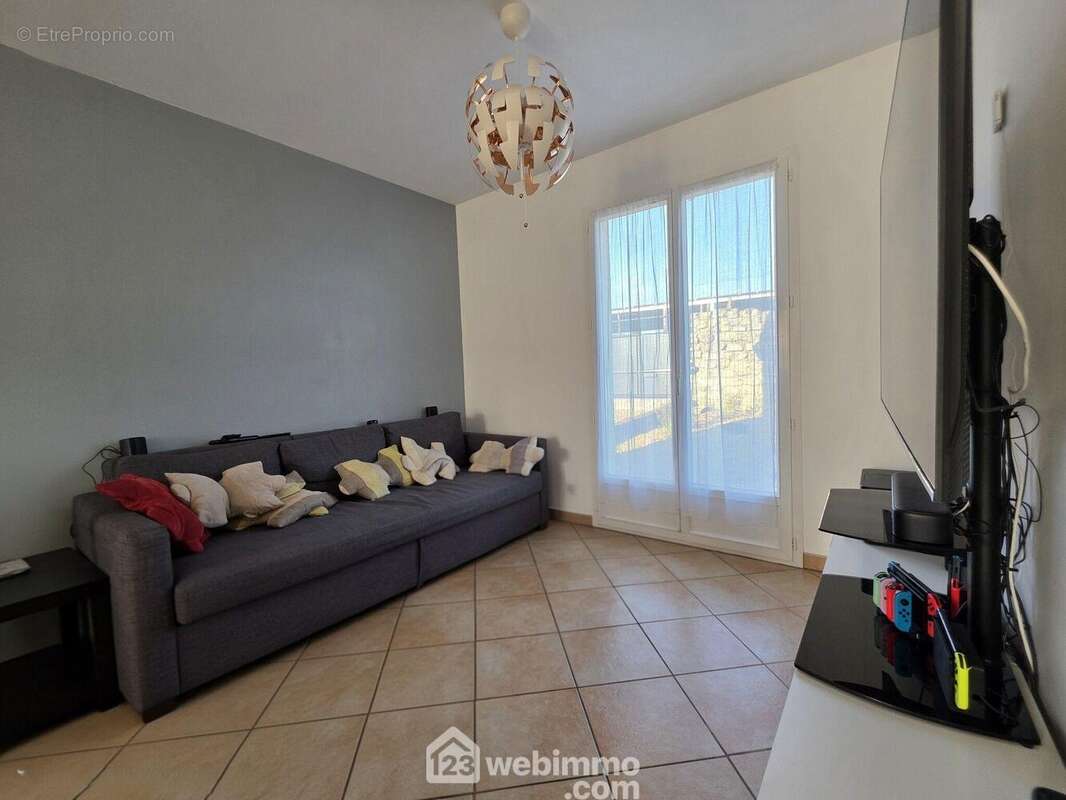 Un coin salon chaleureux et cosy, propice à la détente - Maison à VENDRESSE-BEAULNE