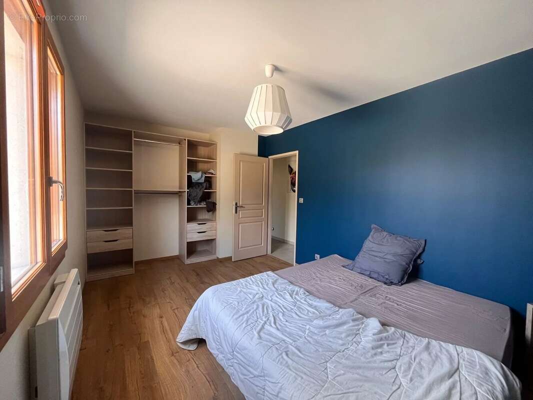 GRANDE MAISON de plain pied avec garage ,jardin,piscine. - photo 13