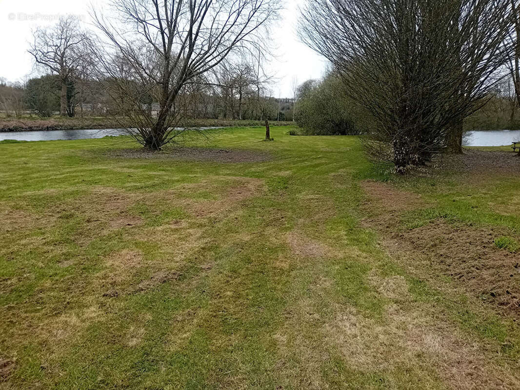 Terrain à SAINT-THOIS