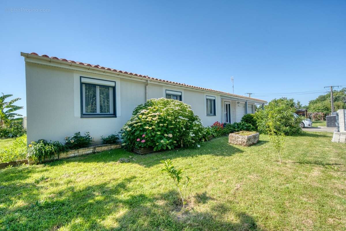 Maison de plain-pied de 135 m² à vendre - 4 chambres - 1 bureau - 7 pièces TONNAY CHARENTE (17) - photo 2