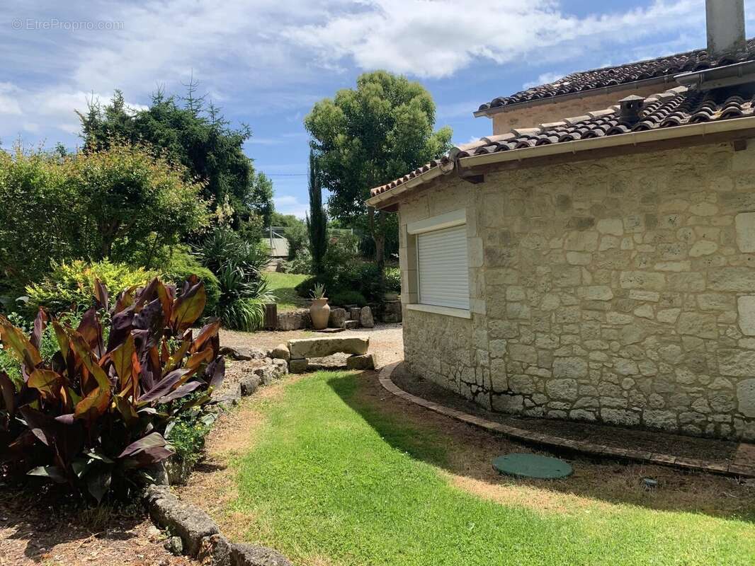 Ensemble en pierre de 3 logements et 2 piscines - photo 9