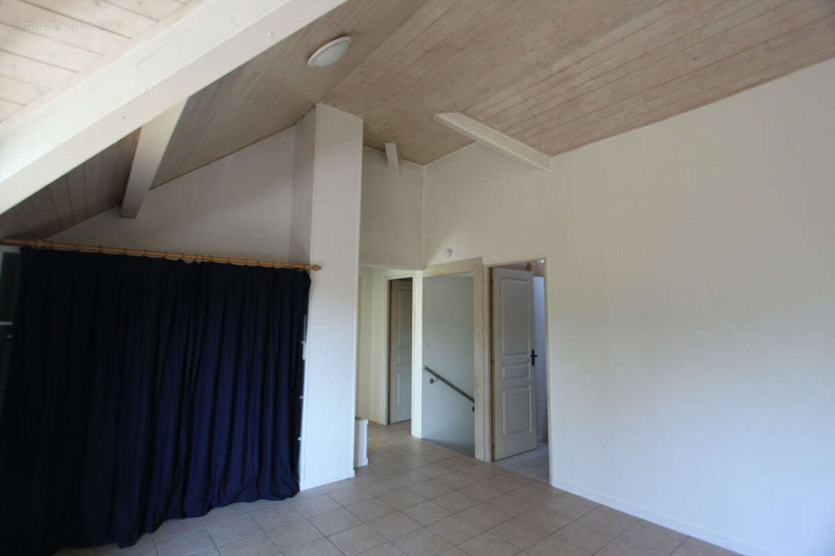 T4 100m² à Menthon Saint Bernard, au coeur du village. - photo 9