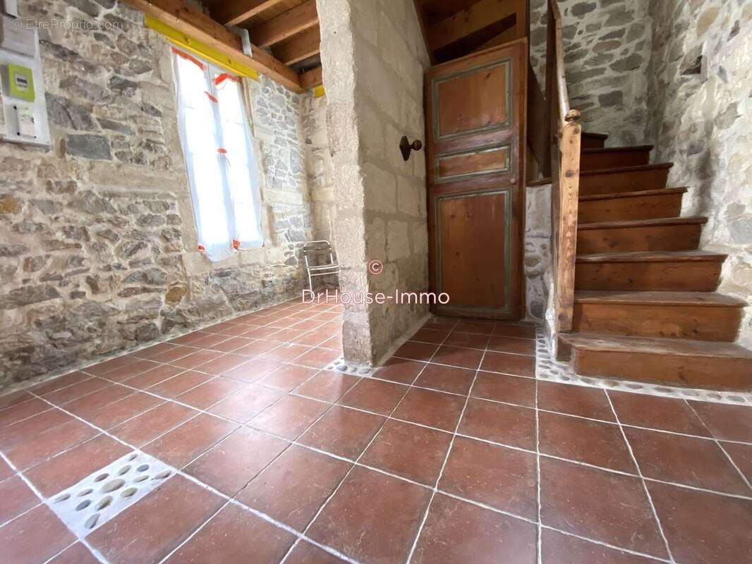 Maison à SAINT-LAURENT-D'AIGOUZE