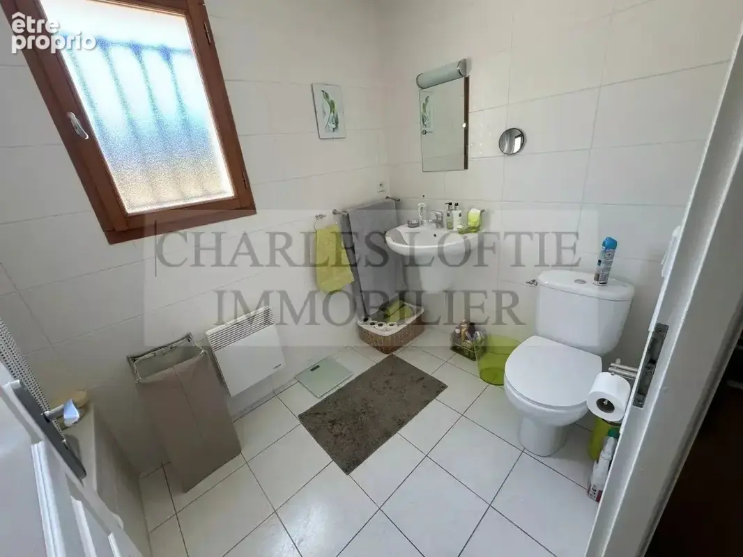 Maison de construction récente de plain-pied avec garage, piscine sur plus de 1500 m² de terrain - photo 11