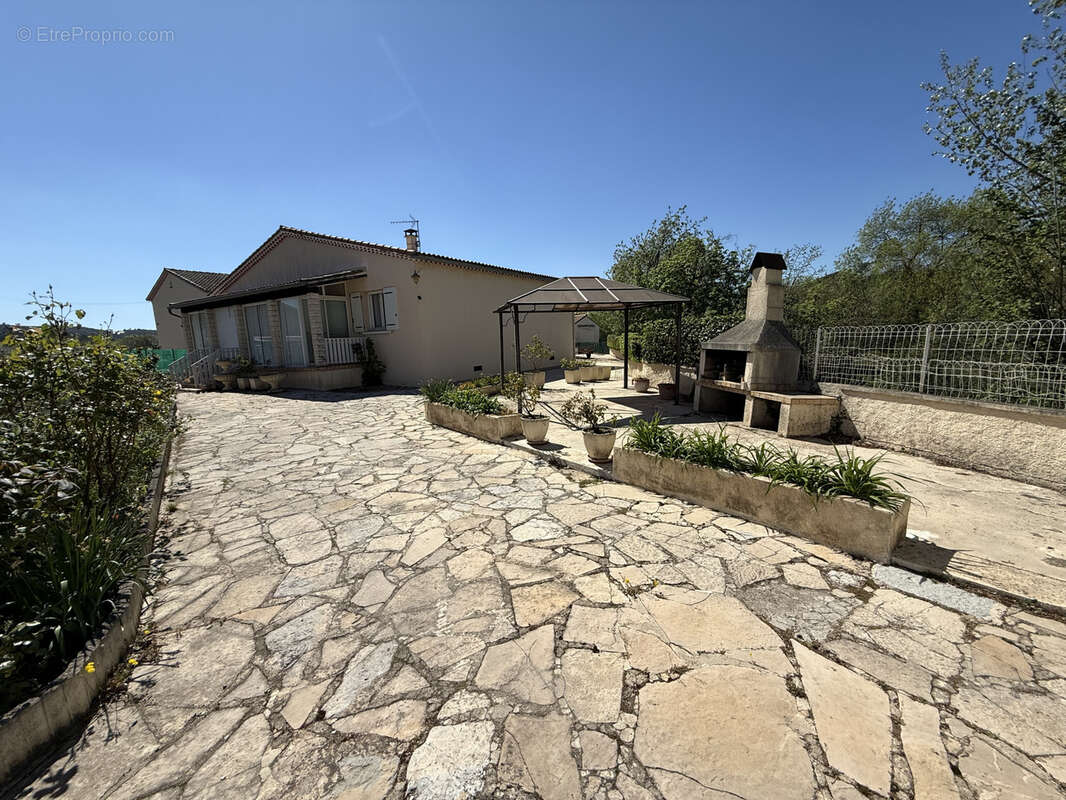 Maison à SAINT-JULIEN-LES-ROSIERS