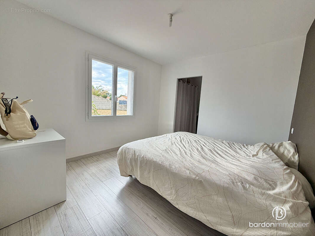 Maison 5 pièces - 113 m² - Centre-ville de La Garnache - photo 8