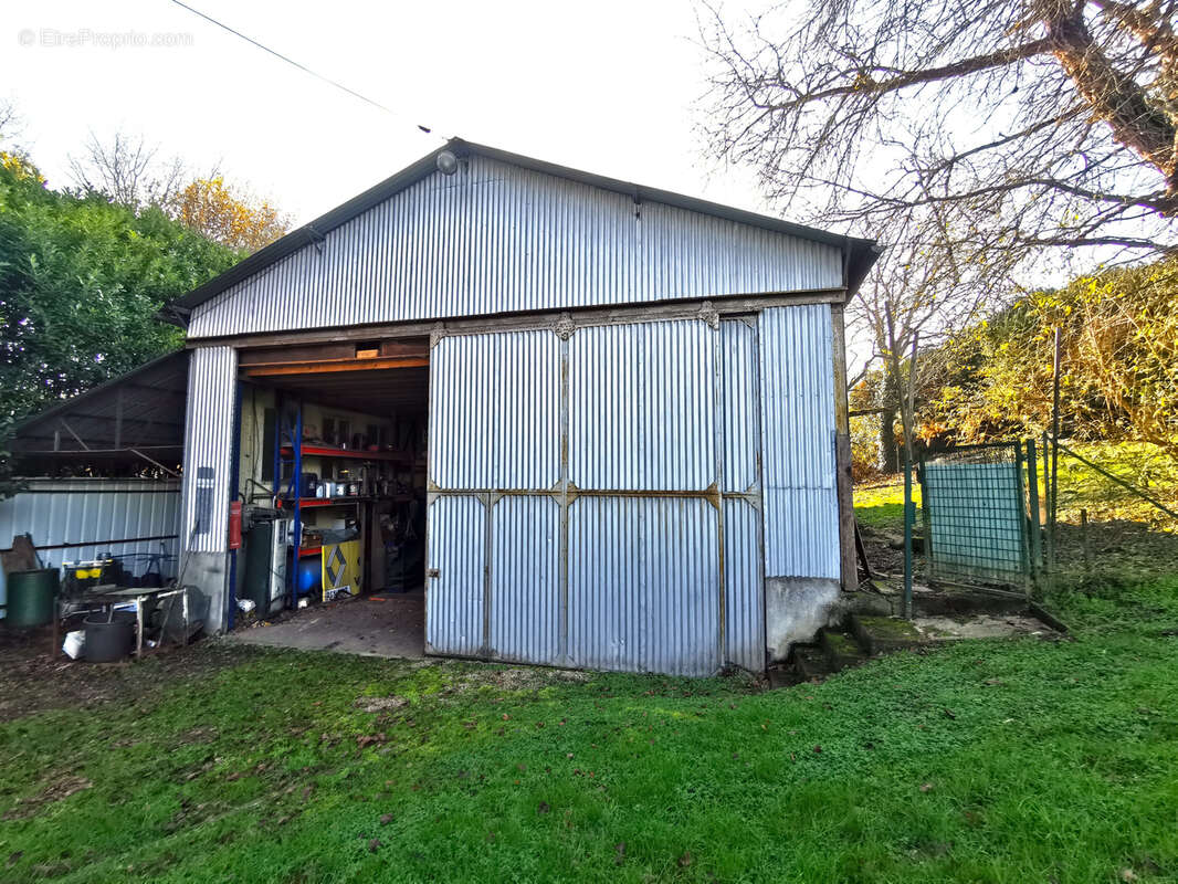 Maison rénovée avec jardin 2500m2 et grand atelier - photo 15