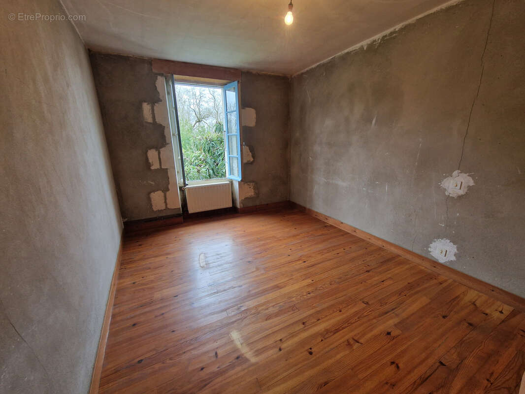 Maison à vendre 4 pièces PUYROLLAND (17)- 95 m² habitables-dépendance 100 m²- garage/atelier 46 m² - photo 7