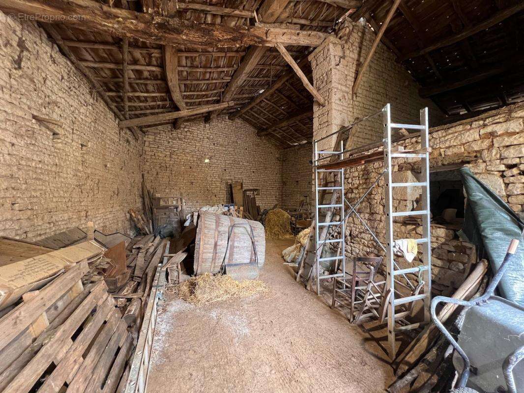 Maison en pierre de 186m2, dépendances et beau jardin - photo 16