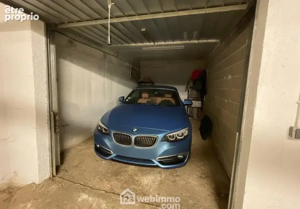 Garage privatif d?environ 15 m² en sous-sol, complété par un emplacement de stationnement extérieur.