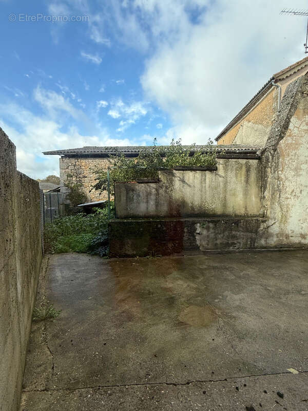 Maison à BLANQUEFORT-SUR-BRIOLANCE