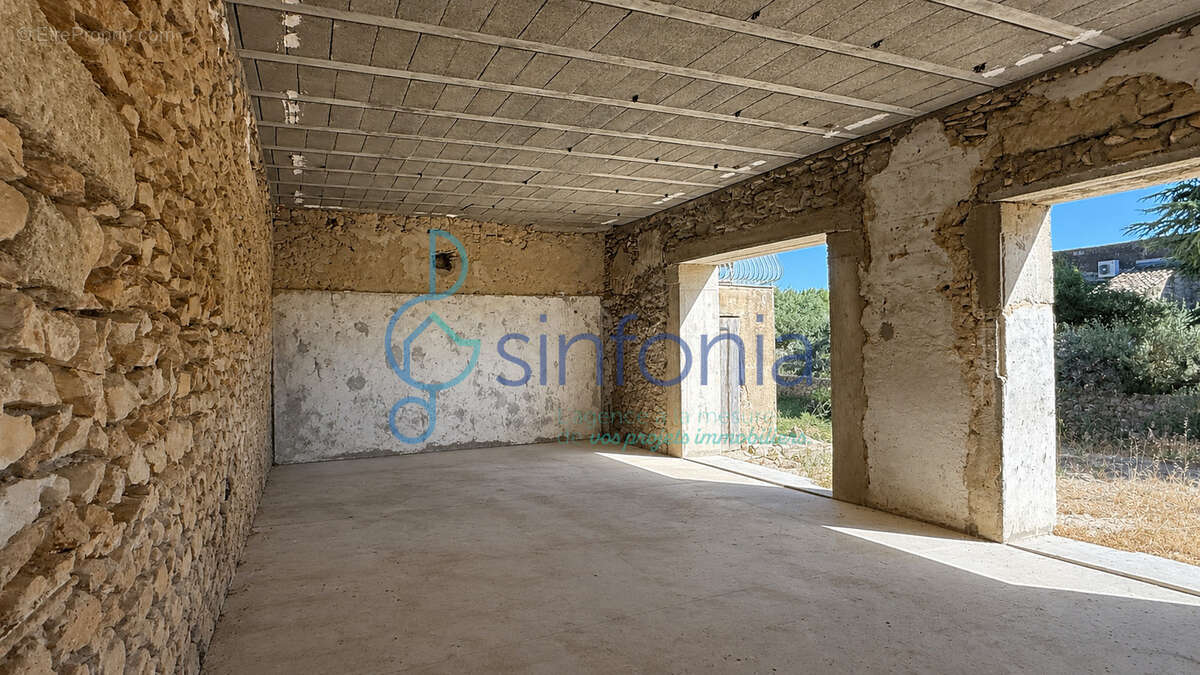 Ancienne remise en pierre à réinventer. Un projet unique au cœur de Saint-Maximin - photo 2
