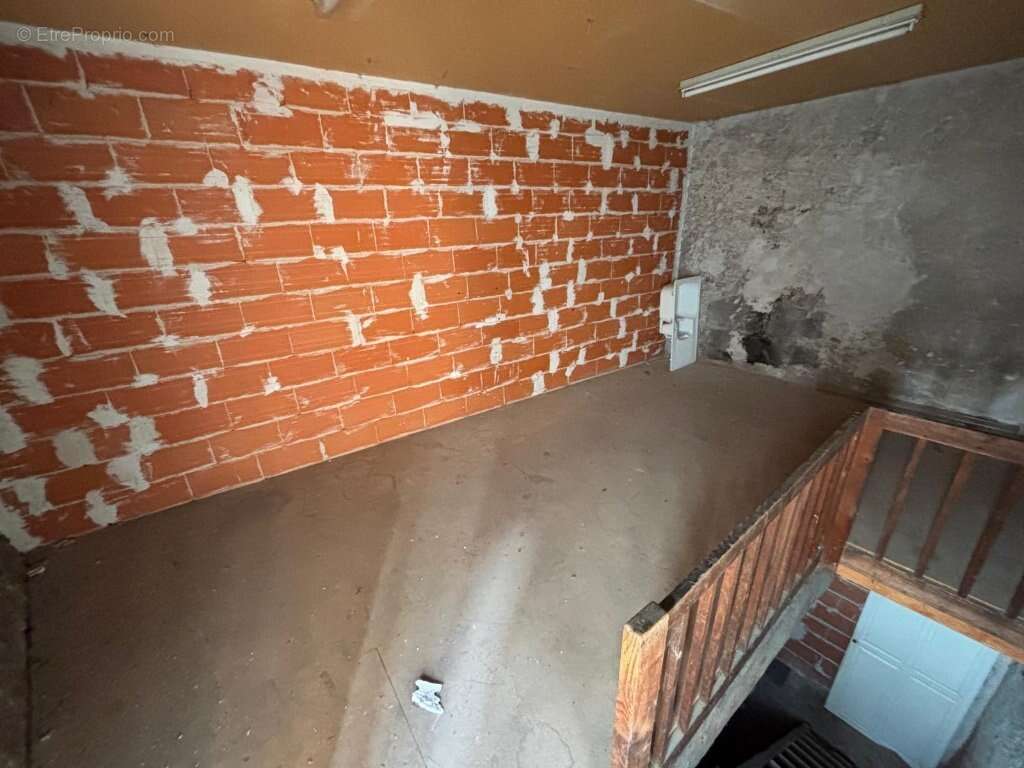 Parking à SAINT-JUST-SAINT-RAMBERT