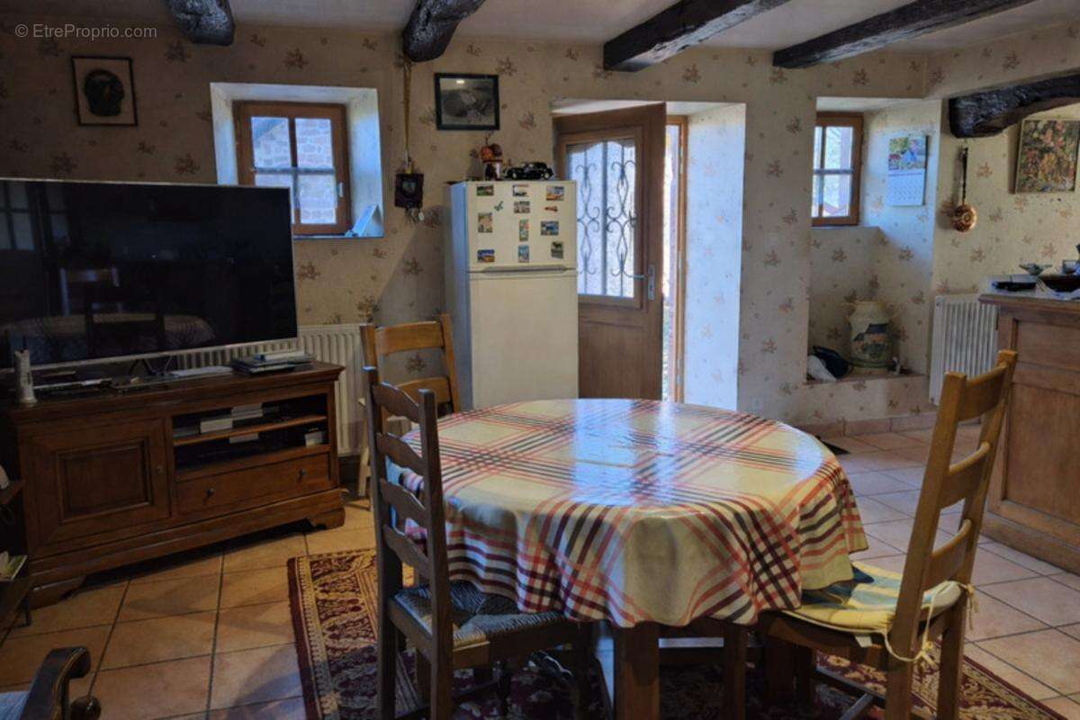 Maison de caractère avec grange, cave voûtée et terrain de 1,4 ha - photo 6