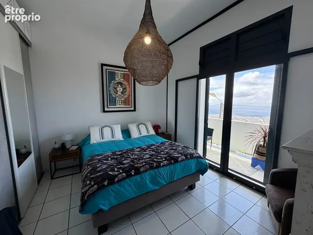 A VENDRE - Saint-Denis Bellepierre - Maison mitoyenne T6 avec varangue et vue mer - photo 8
