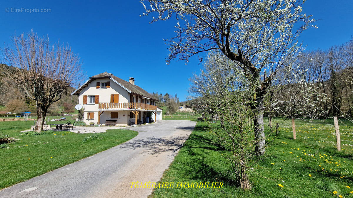 Maison à BOURG-DE-SIROD